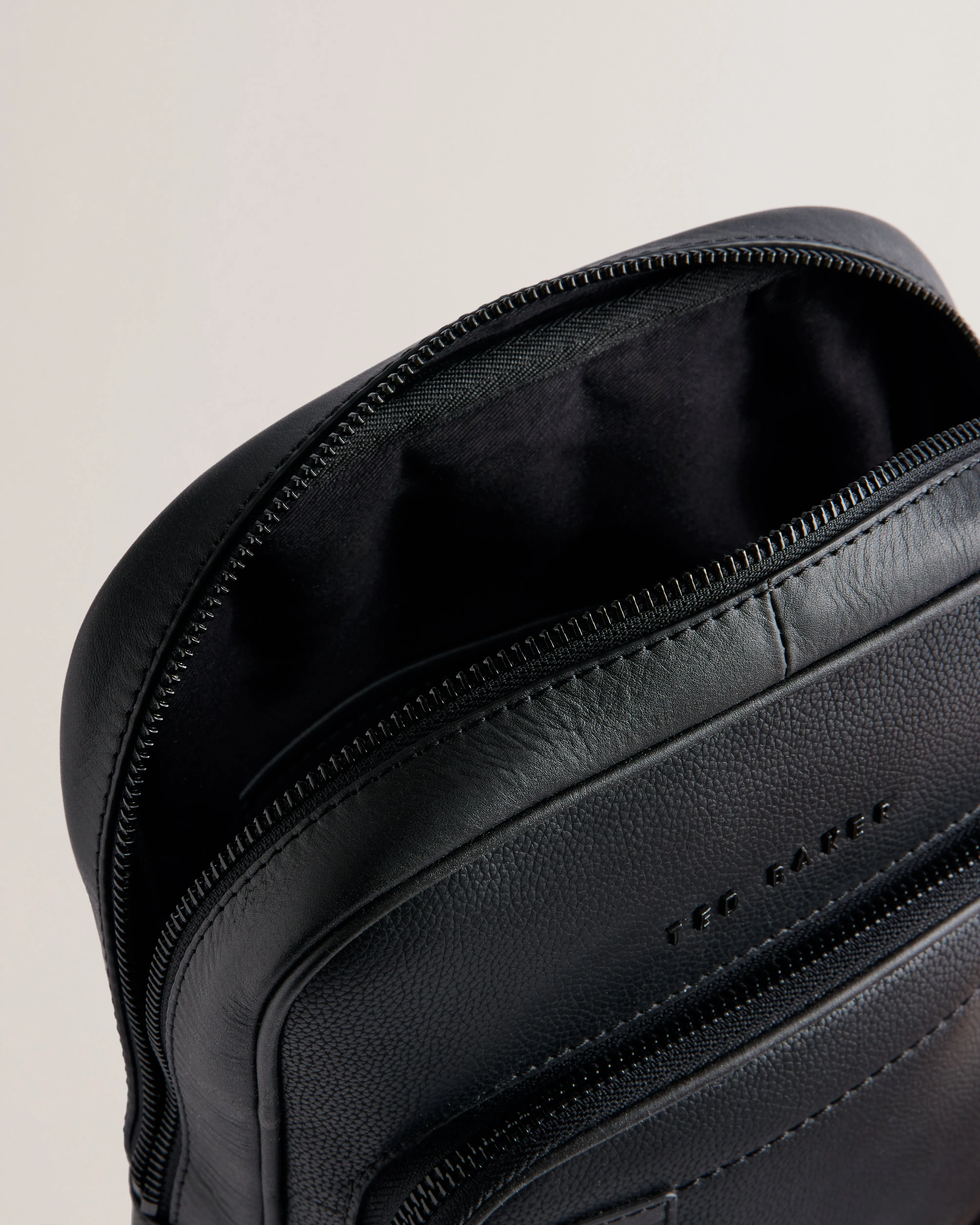 Landel Recycled Leather Slingbag Black